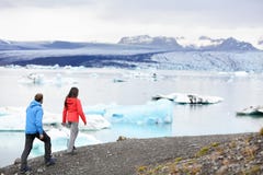 Пешие пары на ледниковом озере Исландии Jokulsarlon стоковое фото Пешие пары на ледниковом озере Исландии Jokulsarlon стоковое фото