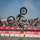Пилот выполняет backflip на EICMA 2013 в милане, Италии стоковые изображения rf Пилот выполняет backflip на EICMA 2013 в милане, Италии стоковые изображения rf