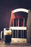 Пивные бутылки случай и бутылки случай и кружка /beer кружки на красном li стоковые изображения rf Пивные бутылки случай и бутылки случай и кружка /beer кружки на красном li стоковые изображения rf