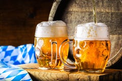 Пиво Пив OktoberfestTwo холодные Пиво проекта Эль проекта пиво золотистое Золотой эль Пиво золота 2 с пеной на верхней части Пиво стоковое фото rf Пиво Пив OktoberfestTwo холодные Пиво проекта Эль проекта пиво золотистое Золотой эль Пиво золота 2 с пеной на верхней части Пиво стоковое фото rf