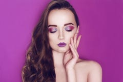 Пинк и синь женщины фотомодели творческий составляют Портрет искусства красоты красивой девушки с красочным абстрактным макияжем стоковая фотография Пинк и синь женщины фотомодели творческий составляют Портрет искусства красоты красивой девушки с красочным абстрактным макияжем стоковая фотография
