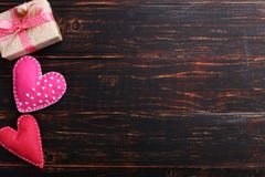 Пинк чувствовал сердце и handmade подарок на деревянном столе, концепцию, знамя, космос экземпляра стоковое фото Пинк чувствовал сердце и handmade подарок на деревянном столе, концепцию, знамя, космос экземпляра стоковое фото