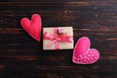 Пинк чувствовал сердце и handmade подарок на деревянном столе, концепцию, знамя, космос экземпляра стоковые изображения Пинк чувствовал сердце и handmade подарок на деревянном столе, концепцию, знамя, космос экземпляра стоковые изображения