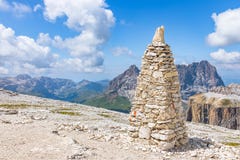 Пирамида из камней на камне на переднем плане Piz Boe, итальянские доломиты стоковое изображение rf Пирамида из камней на камне на переднем плане Piz Boe, итальянские доломиты стоковое изображение rf
