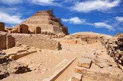 Пирамида шага ` s Djoser большая в Саккаре стародедовский Египет стоковая фотография Пирамида шага ` s Djoser большая в Саккаре стародедовский Египет стоковая фотография