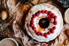 Пирог при клубники и взбитая сливк украшенные с пастбищем мяты Стоковые Изображения RF Пирог при клубники и взбитая сливк украшенные с пастбищем мяты Стоковые Изображения RF