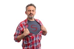 Письмо человека показывая на футболке стоковые изображения Письмо человека показывая на футболке стоковые изображения