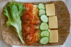 Пита с огурцами, томатами, chees, яйцами и салатом стоковые изображения Пита с огурцами, томатами, chees, яйцами и салатом стоковые изображения