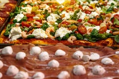 Пицца принимает отсутствующие части на стойле, традиционной итальянке Focaccia с томатами, черных оливках и сыре стоковые изображения rf Пицца принимает отсутствующие части на стойле, традиционной итальянке Focaccia с томатами, черных оливках и сыре стоковые изображения rf