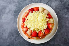 Пицца с клубникой и сырами стоковое фото rf Пицца с клубникой и сырами стоковое фото rf
