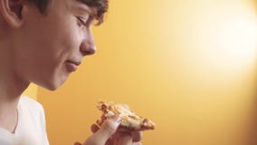 Пицца счастливый предназначенный для подростков мальчик есть кусок образа жизни концепции пиццы подросток голодный ест кусок пицц акции видеоматериалы Пицца счастливый предназначенный для подростков мальчик есть кусок образа жизни концепции пиццы подросток голодный ест кусок пицц акции видеоматериалы