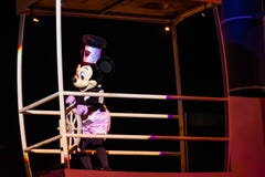 Плавание мыши Mickey на шоу Fantasmic на студиях Голливуд на мире 2 Уолт Дисней стоковые фото Плавание мыши Mickey на шоу Fantasmic на студиях Голливуд на мире 2 Уолт Дисней стоковые фото