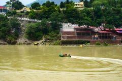 Плавание шлюпки в реке в Священном городе Rishikesh в назначении Индии очень популярном туристском и красивом естественном surrou стоковые фото Плавание шлюпки в реке в Священном городе Rishikesh в назначении Индии очень популярном туристском и красивом естественном surrou стоковые фото