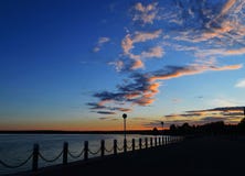 Плавая облака над заливом на заходе солнца стоковые изображения Плавая облака над заливом на заходе солнца стоковые изображения