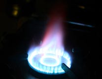 Пламена на газовой плите в темноте стоковые изображения rf Пламена на газовой плите в темноте стоковые изображения rf