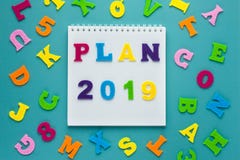 План 2019 надписи на голубой предпосылке будущее запланирование Дизайн образа жизни забастовщик стратегии удерживания руки принци стоковое изображение План 2019 надписи на голубой предпосылке будущее запланирование Дизайн образа жизни забастовщик стратегии удерживания руки принци стоковое изображение