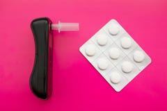 Планшеты детектора и головной боли анализатора Breathalyzer тестера дыхани стоковое фото Планшеты детектора и головной боли анализатора Breathalyzer тестера дыхани стоковое фото
