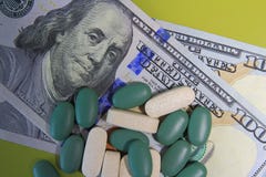 Планшеты разбросаны для долларов Концепция денег от продажи наркотиков стоковая фотография Планшеты разбросаны для долларов Концепция денег от продажи наркотиков стоковая фотография