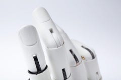 Пластиковая синтетическая рука на белой предпосылке стоковое фото rf Пластиковая синтетическая рука на белой предпосылке стоковое фото rf