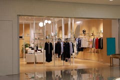Платье женщины магазина одежд на торговом центре дисплея в магазине supermaket Китая Шанхая азиата стоковая фотография Платье женщины магазина одежд на торговом центре дисплея в магазине supermaket Китая Шанхая азиата стоковая фотография