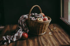 Плетеная корзина с красочными яблоками стоковые изображения rf Плетеная корзина с красочными яблоками стоковые изображения rf