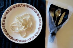 Плита и столовый прибор на черно-белой предпосылке с роскошным украшением стоковые изображения Плита и столовый прибор на черно-белой предпосылке с роскошным украшением стоковые изображения
