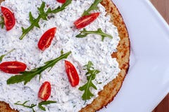 Плита с вкусными блинчиками картошки для Хануки на деревянном столе, взгляда сверху крупного плана стоковые изображения Плита с вкусными блинчиками картошки для Хануки на деревянном столе, взгляда сверху крупного плана стоковые изображения