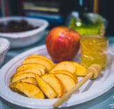 Плита с яблоком и медом для торжества стоковое фото Плита с яблоком и медом для торжества стоковое фото