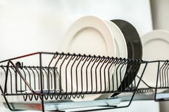 Плиты на drainer, кухне, концепции очищенности стоковое изображение rf Плиты на drainer, кухне, концепции очищенности стоковое изображение rf