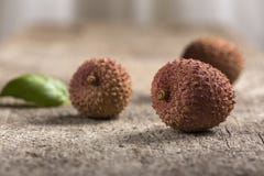 Плодоовощ Ychees на старой деревянной предпосылке Стоковое Фото Плодоовощ Ychees на старой деревянной предпосылке Стоковое Фото