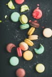 Плоск-положение сладких красочных французских macaroons над черной предпосылкой стоковое изображение rf Плоск-положение сладких красочных французских macaroons над черной предпосылкой стоковое изображение rf