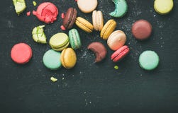 Плоск-положение сладких красочных французских печений macaron стоковое изображение Плоск-положение сладких красочных французских печений macaron стоковое изображение