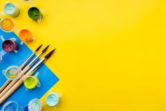 Плоский положенный состав с различными красками акриловых или щеткам стоковые изображения Плоский положенный состав с различными красками акриловых или щеткам стоковые изображения