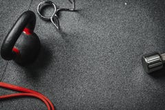 Плоское положенное оборудование спортзала crossfit скопируйте космос стоковые изображения rf Плоское положенное оборудование спортзала crossfit скопируйте космос стоковые изображения rf