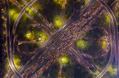 Плотное движение на взаимообмене шоссе Semanggi стоковые изображения rf Плотное движение на взаимообмене шоссе Semanggi стоковые изображения rf