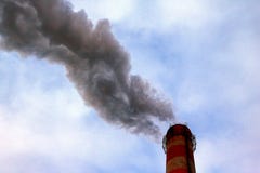 Плотные, тяжелые и плотные излучения вредных веществ и отбросов производства в атмосферу от фабрики пускают по трубам, конец-ввер стоковые фотографии rf Плотные, тяжелые и плотные излучения вредных веществ и отбросов производства в атмосферу от фабрики пускают по трубам, конец-ввер стоковые фотографии rf