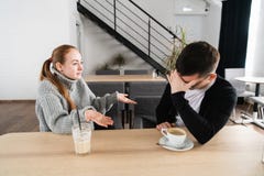 Плохая концепция отношения Человек и женщина в разногласии Молодые пары сидя в кафе имея ссору, обиденную жену и стоковая фотография rf Плохая концепция отношения Человек и женщина в разногласии Молодые пары сидя в кафе имея ссору, обиденную жену и стоковая фотография rf