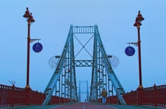 Плохая погода осени Концепция туманной погоды в городе Взгляд ландшафта пешеходного моста через реку Dnipro стоковое изображение Плохая погода осени Концепция туманной погоды в городе Взгляд ландшафта пешеходного моста через реку Dnipro стоковое изображение
