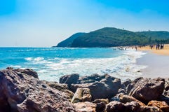 Пляж Yarada, Visakhapatnam, Индия 10-ое декабря 2018 - люди ослабляя и наслаждаясь в стоковое фото rf Пляж Yarada, Visakhapatnam, Индия 10-ое декабря 2018 - люди ослабляя и наслаждаясь в стоковое фото rf