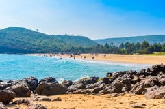 Пляж Yarada, Visakhapatnam, Индия 10-ое декабря 2018 - люди ослабляя и наслаждаясь в стоковая фотография Пляж Yarada, Visakhapatnam, Индия 10-ое декабря 2018 - люди ослабляя и наслаждаясь в стоковая фотография