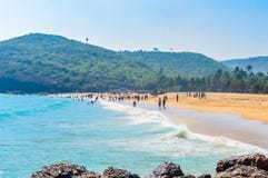 Пляж Yarada, Visakhapatnam, Индия 10-ое декабря 2018 - люди ослабляя и наслаждаясь в стоковые изображения Пляж Yarada, Visakhapatnam, Индия 10-ое декабря 2018 - люди ослабляя и наслаждаясь в стоковые изображения