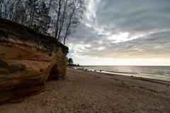 Пляж известняка на Балтийском море с красивой картиной песка и ярким к стоковое фото Пляж известняка на Балтийском море с красивой картиной песка и ярким к стоковое фото