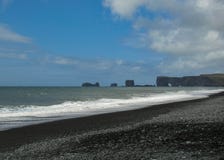 Пляж отработанной формовочной смеси Reynisfjara всемирно известный на южном побережье Исландии, Европы стоковое изображение Пляж отработанной формовочной смеси Reynisfjara всемирно известный на южном побережье Исландии, Европы стоковое изображение