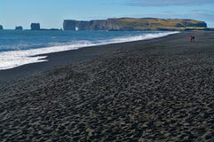 Пляж отработанной формовочной смеси Reynisfjara, Исландия стоковые фотографии rf Пляж отработанной формовочной смеси Reynisfjara, Исландия стоковые фотографии rf