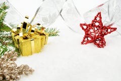 Подарки рождества золота с серебряной елью ленты и игл с красным цветом Стоковые Фото Подарки рождества золота с серебряной елью ленты и игл с красным цветом Стоковые Фото