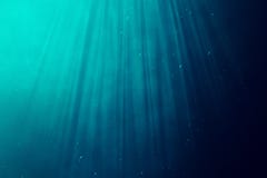 Подводное море, океан с световыми лучами иллюстрация 3d стоковые фотографии rf Подводное море, океан с световыми лучами иллюстрация 3d стоковые фотографии rf