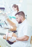 Подготавливать для его первой настоящей зубоврачебной процедуры стоковое фото rf Подготавливать для его первой настоящей зубоврачебной процедуры стоковое фото rf
