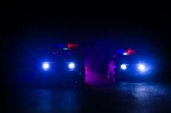 Полицейская машина гоня автомобиль на ноче с предпосылкой тумана Полицейская машина 911 чрезвычайной помощи быстро проходя к мест Стоковые Изображения Полицейская машина гоня автомобиль на ноче с предпосылкой тумана Полицейская машина 911 чрезвычайной помощи быстро проходя к мест Стоковые Изображения