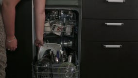 Поднимающее вверх судомойки близкое Поднимающее вверх судомойки близкое