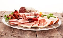 Поднос еды с очень вкусным салями, частями отрезанной ветчины, сосиской, томатами, салатом и овощем - диском мяса с выбором Стоковая Фотография Поднос еды с очень вкусным салями, частями отрезанной ветчины, сосиской, томатами, салатом и овощем - диском мяса с выбором Стоковая Фотография